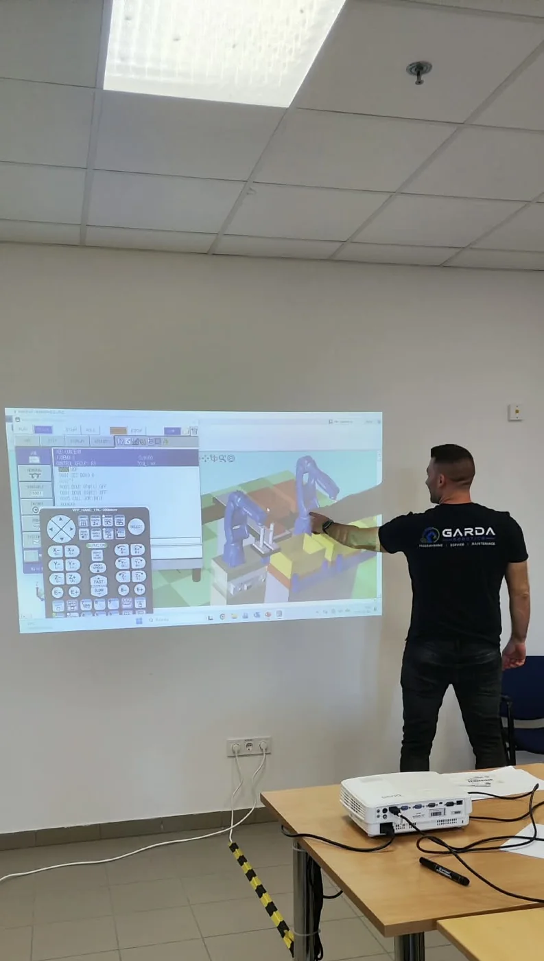 Yaskawa robotprogramozási oktatás projektoros bemutatóval